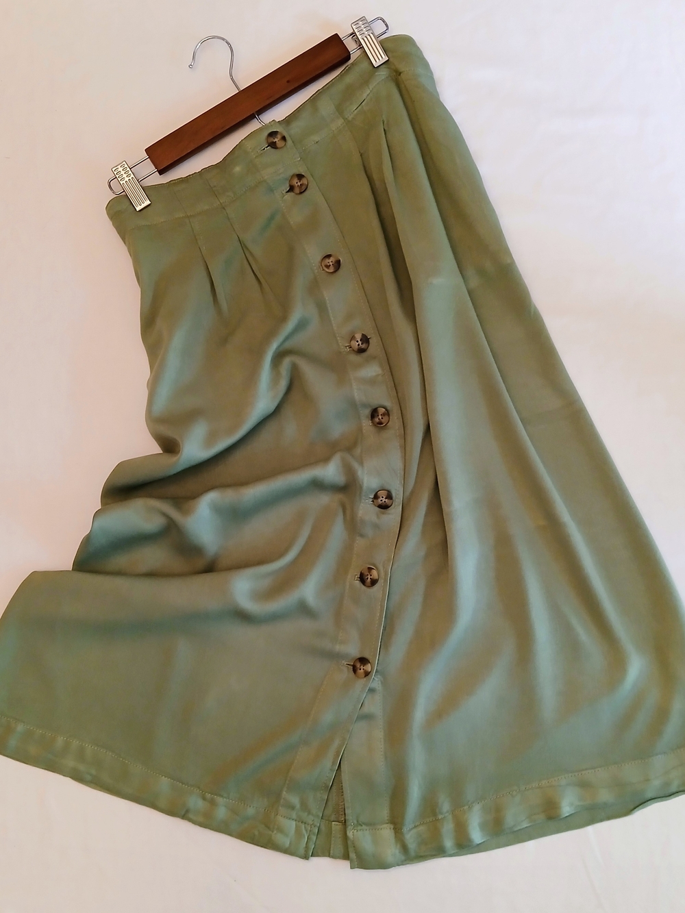 Time and Tru Sage Green Button Front Midi Skirt EUC Size M